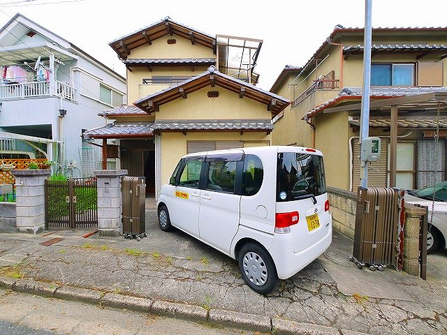 小泉町貸家の駐車場|カースペースがあります