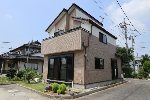 鴻巣市箕田の中古一戸建の外観|建物の外観を南東側から撮影。建物の南側が庭と駐車スペースなので、１階のリビングと２階のバルコニーは日当り良好です。（撮影日時：4月22日14:30頃）