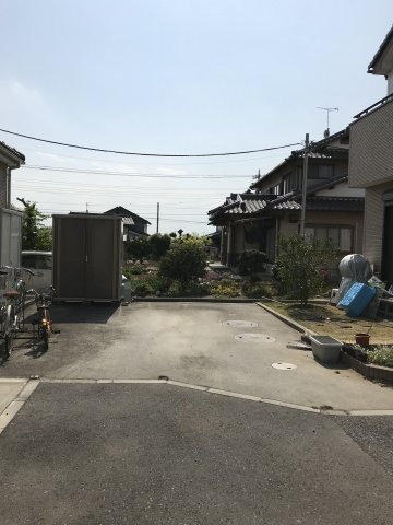 鴻巣市箕田の中古一戸建の駐車場|建物南側にある駐車スペースです。（撮影日時：4月22日14:30頃）