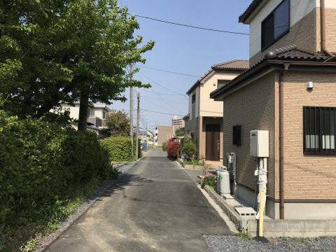 鴻巣市箕田の中古一戸建の前面道路含む現地写真|北側の道路です。物件は右側になります。（撮影日時：4月22日14:30頃）