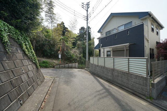 保土ヶ谷区仏向町　中古戸建【成約】の前面道路含む現地写真
