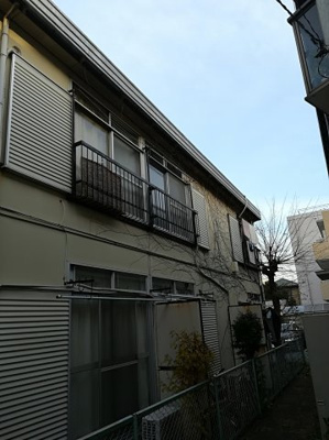 【外観】 | マイハイツ | 2階建ての鉄骨造アパート　東側隣地は駐車場で開けています。