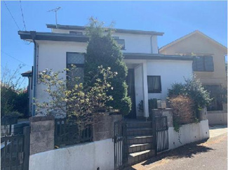 【外観】 | 緑豊かな土地に建つ白を基調とした戸建