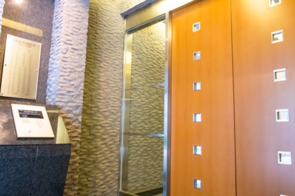 【エントランス】 | 【風除室】エントランスは、もちろんオートロックです！強固なセキュリティで安心！