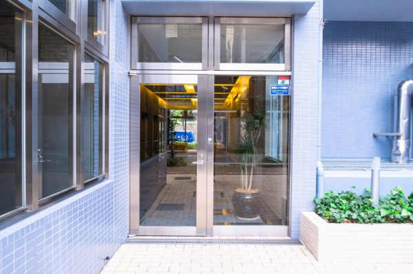 【エントランス】 | 【サブエントランス】メインエントランスの反対側、プレイロットに出られる出入口です！