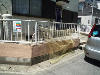 【エントランス】 | 建物すぐ横にごみ置き場があります☆忙しい社会人さんや主婦さんにもうってつけ！