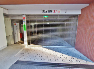 【駐車場】 | 駐車場は建物の地下にあります