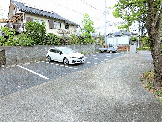 モンシャトーＵＳＵＩの駐車場