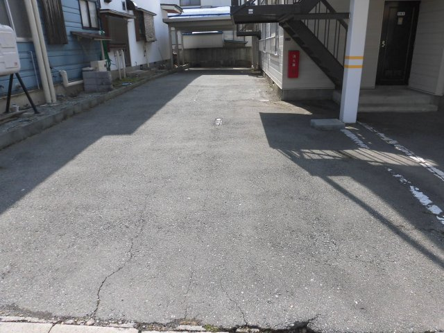 コーポサンシャインの駐車場|駐車場があるので、車を買う予定の方も安心です