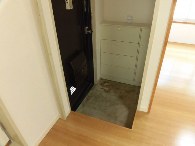 コーポサンシャインの玄関|収納もある玄関です