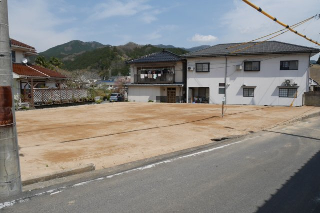 津山市加茂町塔中　売土地136坪の前面道路含む現地写真