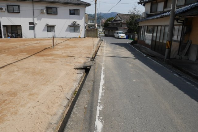 津山市加茂町塔中　売土地136坪の前面道路含む現地写真