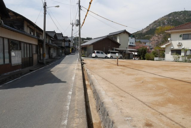 津山市加茂町塔中　売土地136坪の前面道路含む現地写真