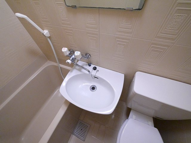 城戸ハイツ東棟の設備|お風呂には洗面台もついてます。
