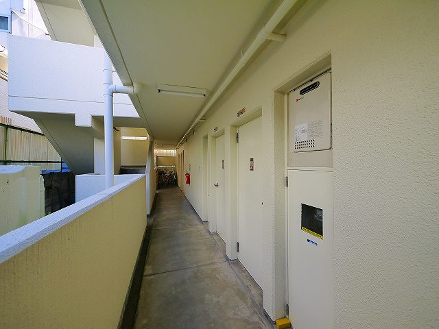 城戸ハイツ東棟のその他共用部分|明るい共用廊下です。