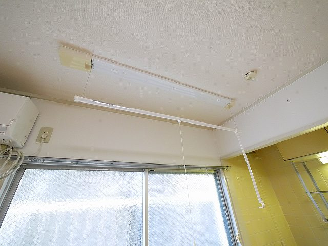 城戸ハイツ東棟の設備|便利な室内物干しもついていてます。