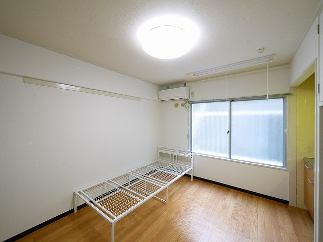 城戸ハイツ東棟の寝室|広々とした洋室です