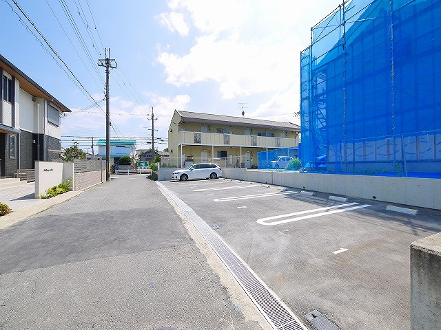 シャーメゾン五条西の駐車場|駐車場があります