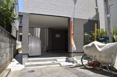 【エントランス】 | ガーデンズアイリス | エントランスはルーフがあるので、開錠するときに濡れる心配がありません