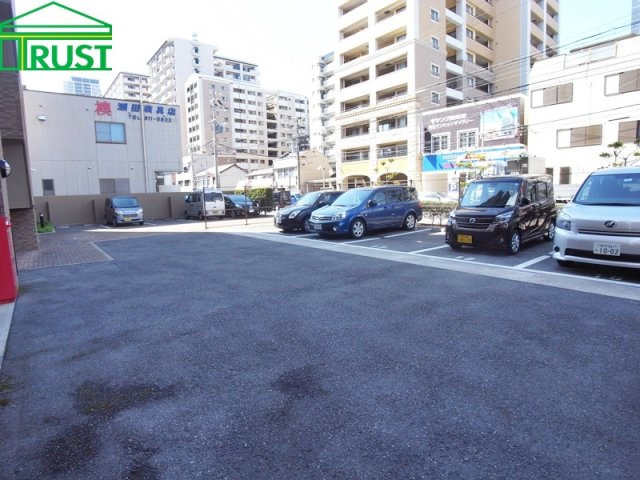 リベール明石弐番館1201の駐車場|敷地内駐車場です、機械式じゃないので出し入れがスムーズに出来ます。