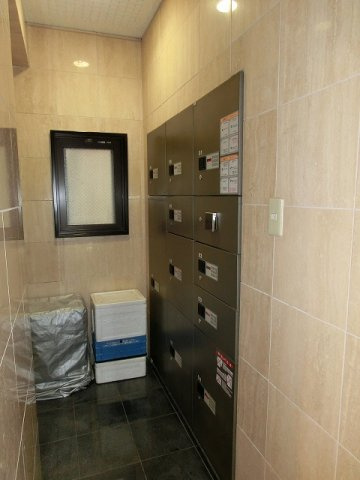 ラクラス田原町のロビー|不在時に便利な宅配ＢＯＸです