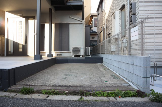 習志野市本大久保２丁目　リニューアル住宅　京成大久保駅徒歩１２分の駐車場|大型も楽々駐車出来ます。