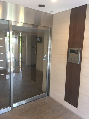 【エントランス】 | Liberte K | オートロックで防犯だ