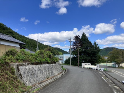 【前面道路含む現地写真】 | 高島市朽木市場1111-1　売土地 | 前面道路別角度、画面左手擁壁奥が対象物件です