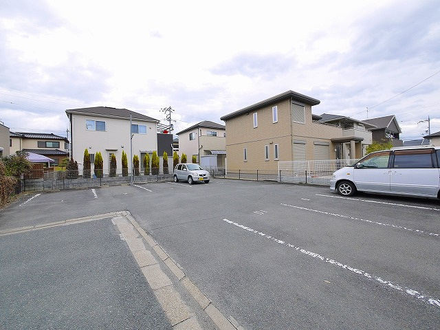 マノワール朱雀の駐車場|車をお持ちの方に嬉しい駐車場付きの物件です