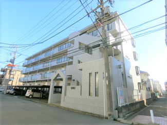 【外観】 | コンビニ・ドラッグストア・郵便局が徒歩1分圏内にあります！2沿線利用可能な「日吉」駅より徒歩圏内♪通勤やお買い物に便利な立地です☆