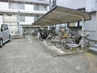 【その他共用部分】 | 屋根付きの駐輪場があるので雨が降っても大切な自転車が濡れません☆駅から自転車もオススメです♪