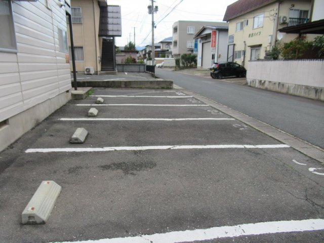 カネヨシハイツの駐車場