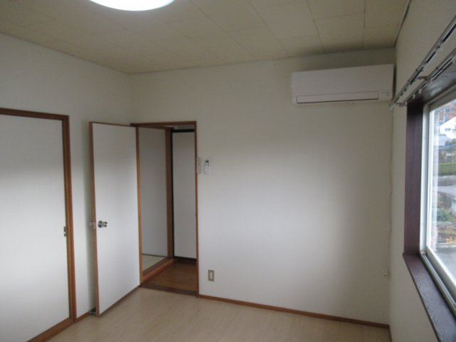 フローレスの洋室