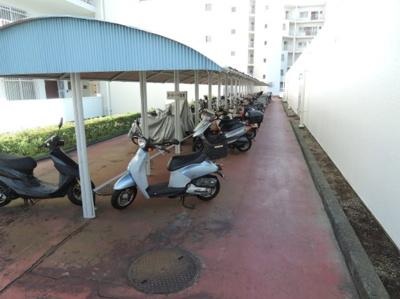 【その他共用部分】 | シーアイマンション東戸塚A棟 | 2019年8月購入時のバイク置場です。屋根の更新工事がありました。