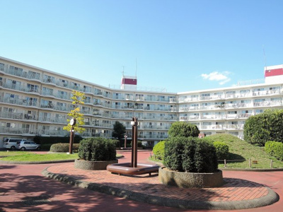 【その他共用部分】 | シーアイマンション東戸塚A棟 | 2019年8月購入時の中庭です。時期により鯉のぼりが立ちます。