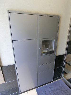 【その他共用部分】 | フィオーレ登戸 | 共用エントランスには宅配BOXがあるので荷物の受け取りもスムーズに♪再配達の手間がかからないのが魅力♪