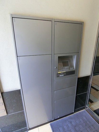 【その他共用部分】 | フィオーレ登戸 | 共用エントランスには宅配BOXがあるので荷物の受け取りもスムーズに♪再配達の手間がかからないのが魅力♪