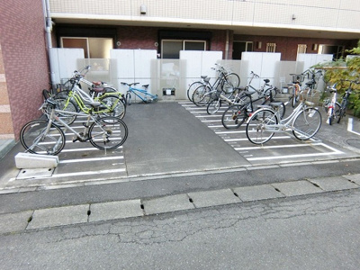 【その他共用部分】 | フィオーレ登戸 | 敷地内に駐輪場を完備しています！自転車はちょっとした移動手段に便利ですよね！
