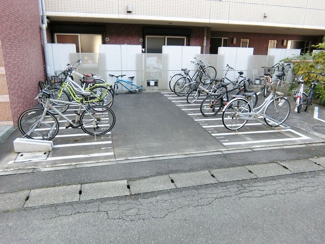 【その他共用部分】 | フィオーレ登戸 | 敷地内に駐輪場を完備しています！自転車はちょっとした移動手段に便利ですよね！