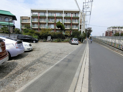 【駐車場】 | フィオーレ登戸 | いつでも目の届く敷地内に駐車場があります♪お車をお持ちの方におすすめです！