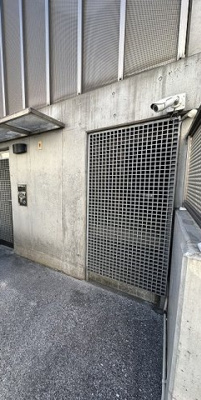【エントランス】 | シエークル21 | 共用エントランスにある防犯カメラです！夜遅くに帰宅する時も、お出かけ時でも安心ですね♪
