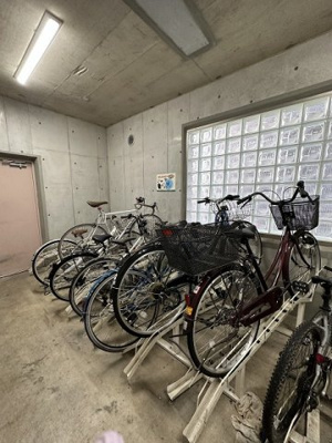 【その他共用部分】 | シエークル21 | 屋内駐輪場で雨が降っても大切な自転車が濡れなくてすみますね♪自転車はちょっとした移動手段に便利ですよね♪