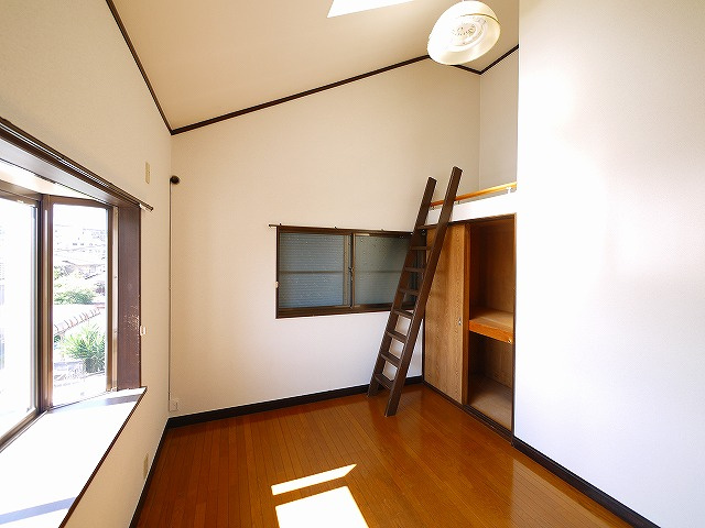 あやめ池北３丁目戸建の洋室