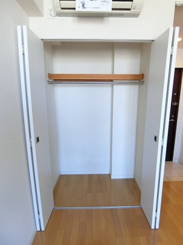 【収納】 | ロイヤルパレスセンター南 | 洋室8.8帖のお部屋にあるクローゼットです♪大切なお洋服もしわにならないようにハンガーがけができます☆