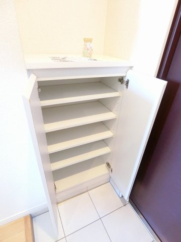 【玄関】 | ロイヤルパレスセンター南 | シューズボックス付きで玄関すっきり片付きます！上に写真やかわいい小物を置けるので、玄関を華やかに飾れますね♪