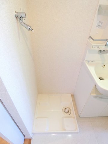 【設備】 | ロイヤルパレスセンター南 | 洗面所内、洗髪洗面化粧台横にある室内洗濯機置き場です♪防水パンが付いているので万が一の漏水にも安心です！
