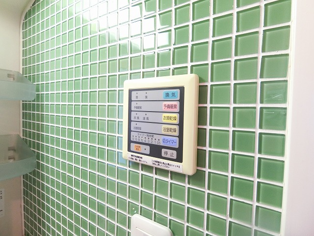 【設備】 | ロイヤルパレスセンター南 | バスルームの浴室暖房乾燥機で外に干せないお洗濯物もすっきり乾きます♪雨の日のお洗濯もバッチリ！