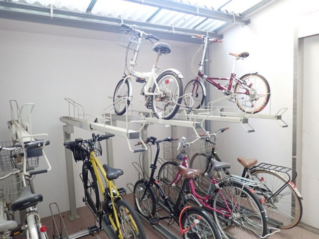【その他共用部分】 | ロイヤルパレスセンター南 | 屋内駐輪場で雨が降っても大切な自転車が濡れなくてすみます♪荷物が重いときに自転車があれば助かりますね！