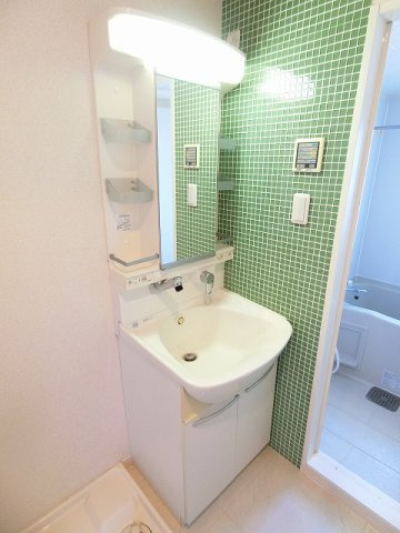 【洗面所】 | ロイヤルパレスセンター南 | 洗髪洗面化粧台で忙しい朝にも寝癖の付いた頭にも優しい☆お化粧するときにも大活躍です♪