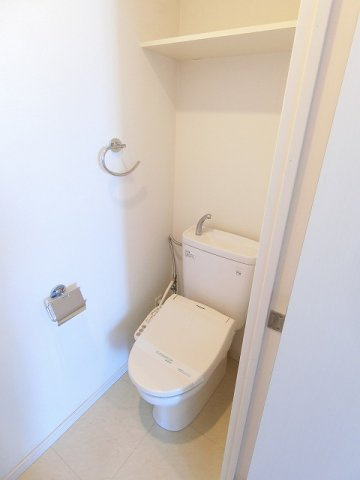 【トイレ】 | ロイヤルパレスセンター南 | トイレは温水洗浄便座付き♪人気のバストイレ別です♪小物を置ける便利な棚やタオルハンガーも付いています☆